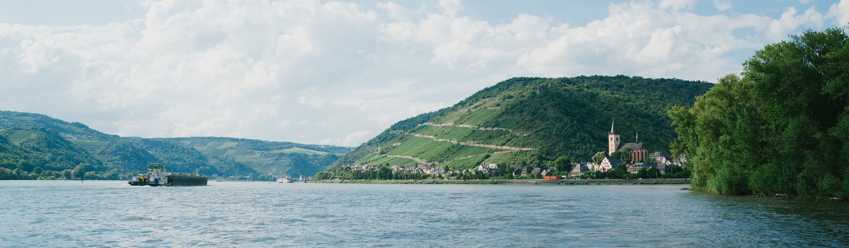 Der Mittelrhein mit Blick auf Lorch und Oberwesel mit Schiffen auf dem Rhein.